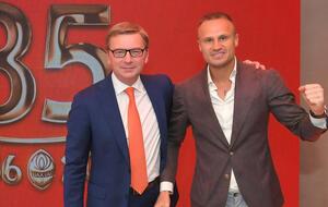 Шевчук (справа на фото) праздновал 85-летие ФК "Шахтер"