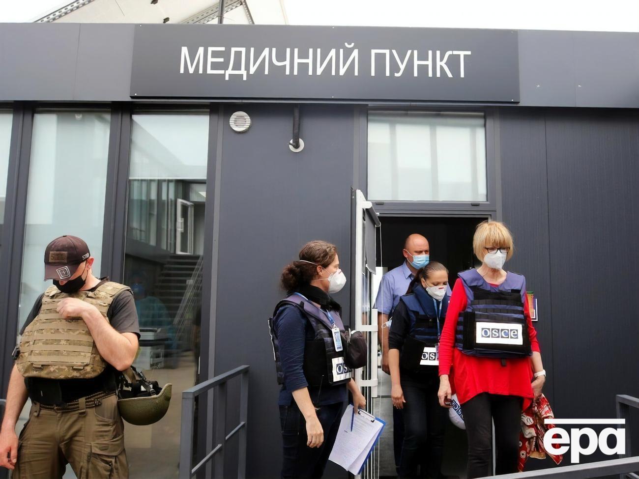 Шмид (справа на фото) посетила КПВВ "Новотроицкое"