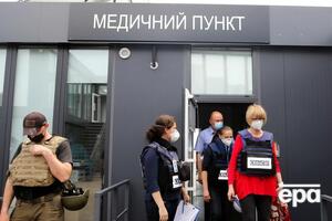 Шмид (справа на фото) посетила КПВВ "Новотроицкое"