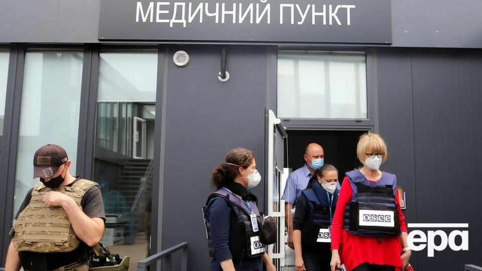 Шмід (праворуч на фото) відвідала КПВВ "Новотроїцьке"