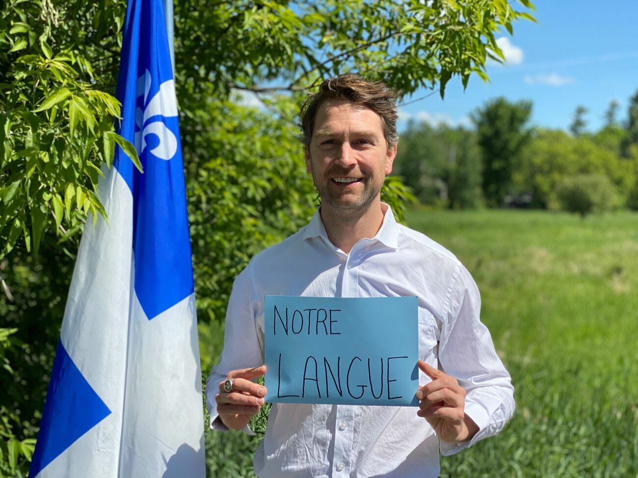 Амос является представителем муниципалитета Понтиак в Квебеке