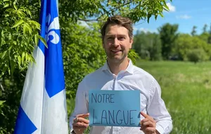 Амос является представителем муниципалитета Понтиак в Квебеке