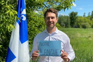 Амос является представителем муниципалитета Понтиак в Квебеке