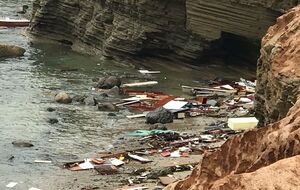 Лодка разбилась о камни, сообщает SDFD