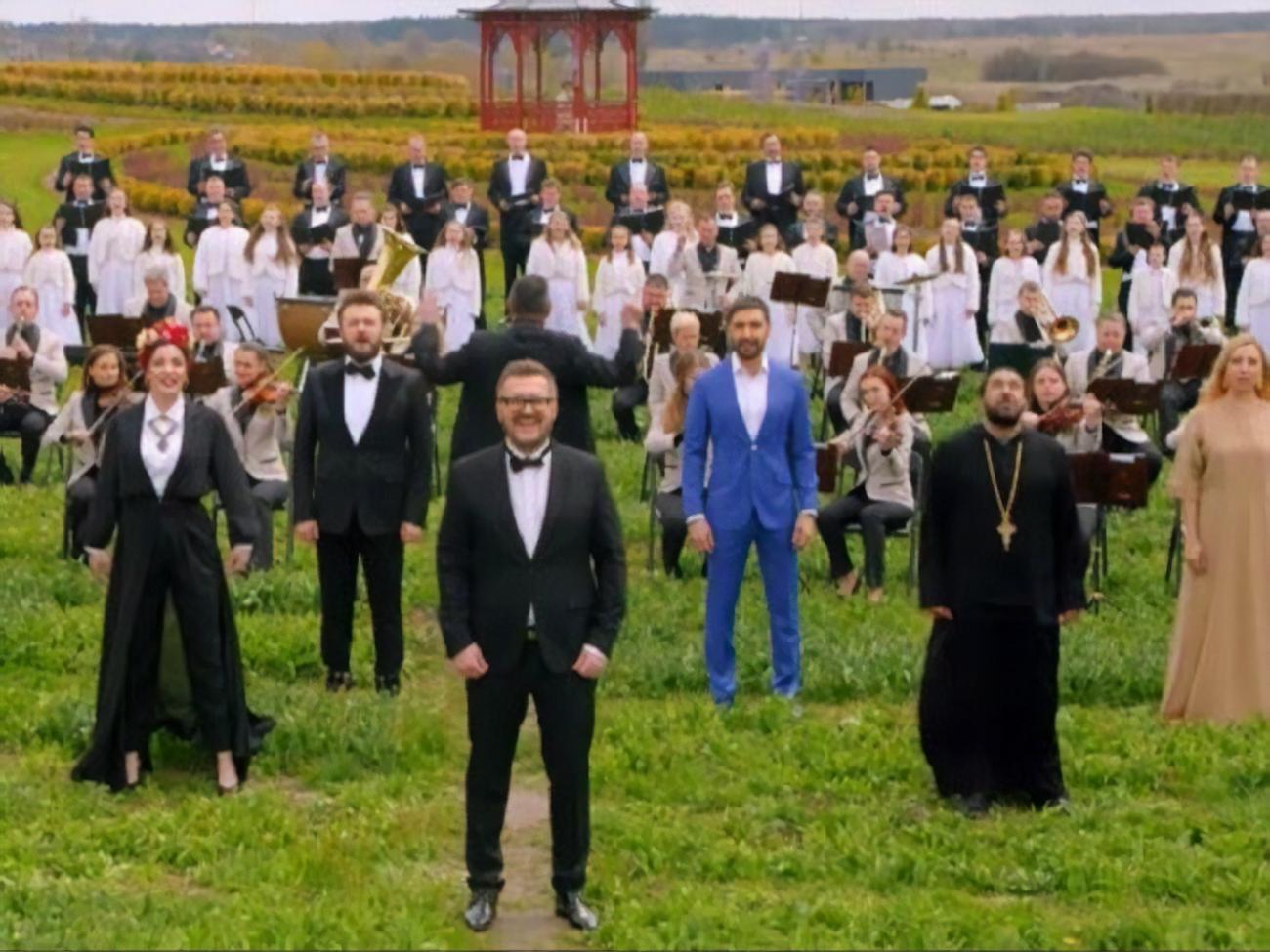 Песнопение исполнили на разных языках