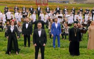 Песнопение исполнили на разных языках