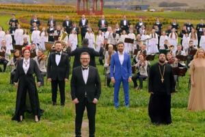 Песнопение исполнили на разных языках