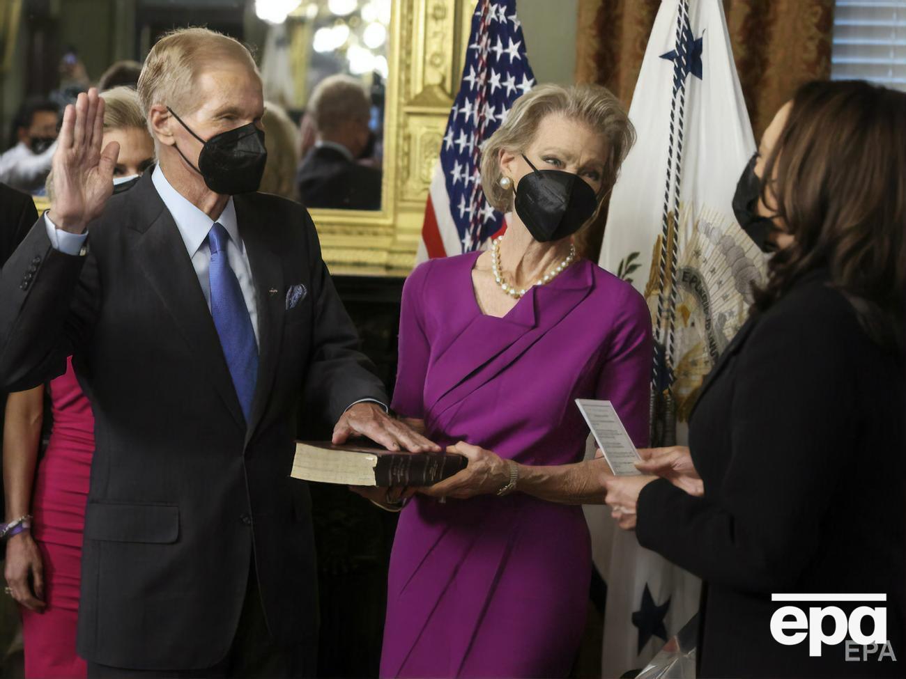 Нельсон присягал на своей семейной Библии