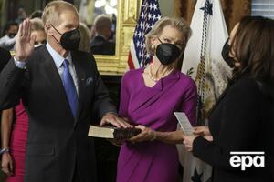 Нельсон присягал на своей семейной Библии