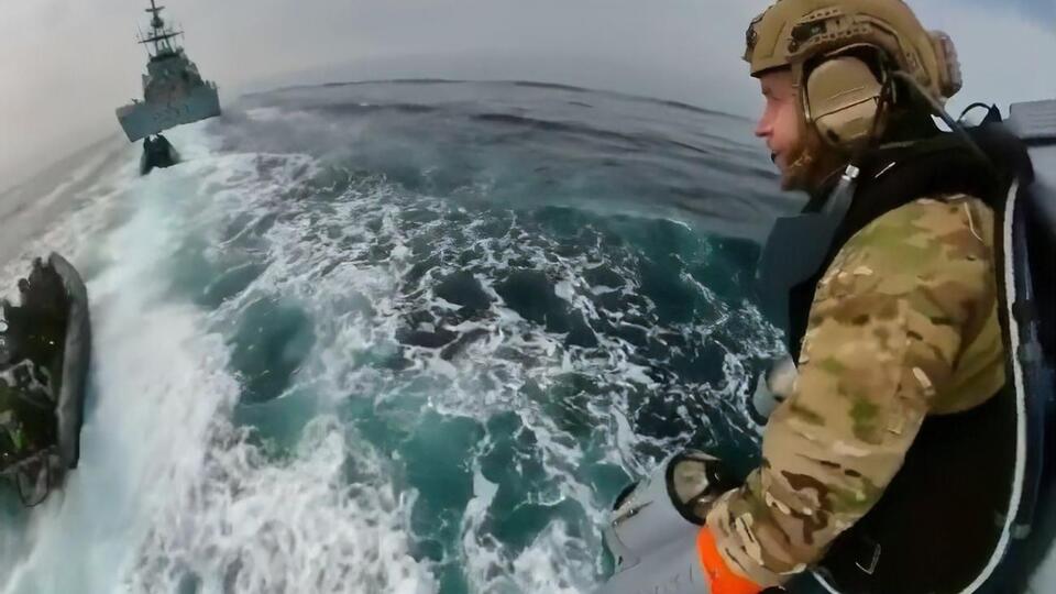 Морпех может десантироваться на корабль с помощью вертолета, но реактивный костюм позволяет сделать это быстрее, заявили в компании