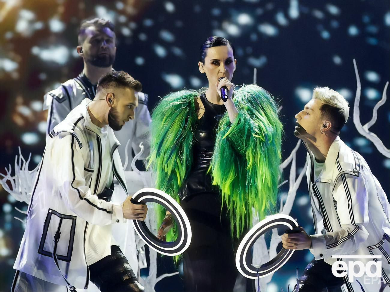 Павленко (в центрі) відповідала на запитання підписників в Instagram