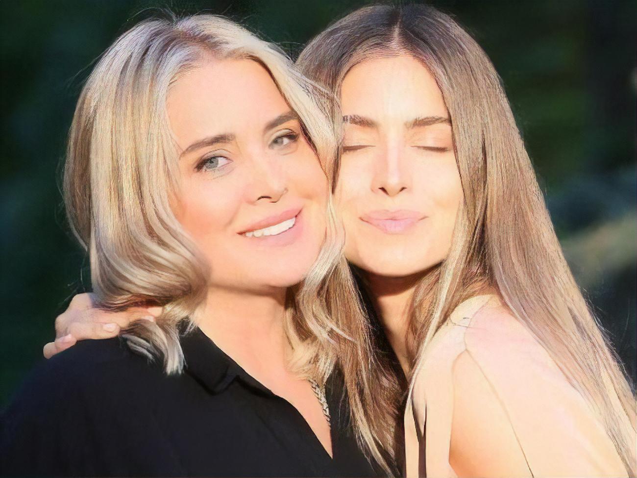 Светлана Евдокименко (слева) пожелала дочери (справа) совершенствовать мир