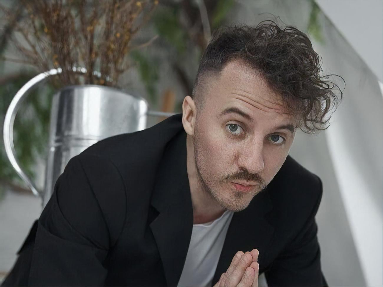 Клопотенко:&nbsp;В детстве нравилось после школы ходить по парку у Арсенальной с девочкой, держаться за руки и целоваться