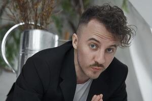 Клопотенко: В детстве нравилось после школы ходить по парку у Арсенальной с девочкой, держаться за руки и целоваться