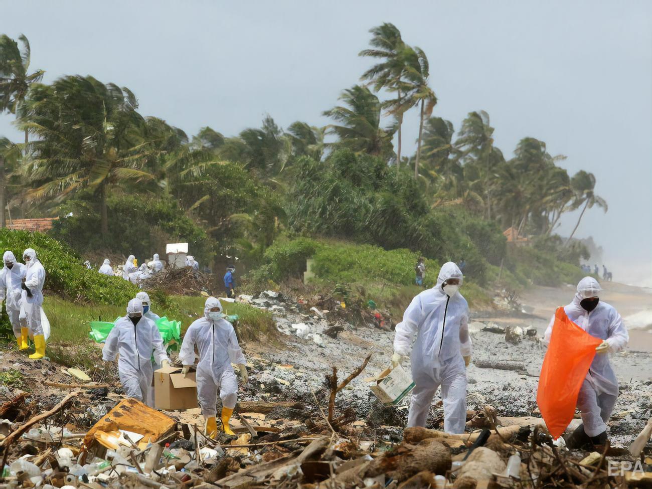 У Шрі-Ланці заявили про найбільше забруднення пляжів. З охопленого вогнем судна вимило тонни сміття і пластику. Фоторепортаж