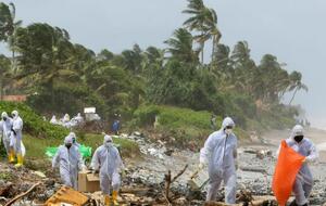 В Шри-Ланке заявили о крупнейшем загрязнении пляжей. С горящего судна вымыло тонны мусора и пластика. Фоторепортаж
