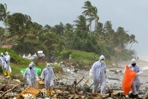 У Шрі-Ланці заявили про найбільше забруднення пляжів. З охопленого вогнем судна вимило тонни сміття і пластику. Фоторепортаж
