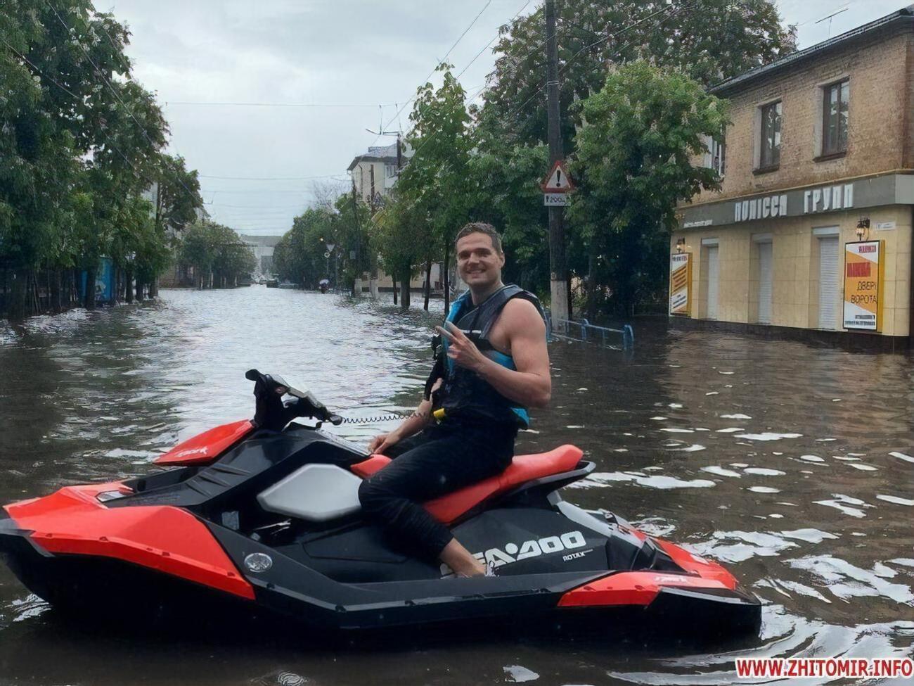 Воды было достаточно, чтобы плавать на водном мотоцикле