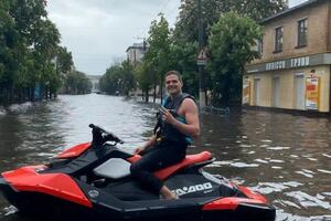 Воды было достаточно, чтобы плавать на водном мотоцикле