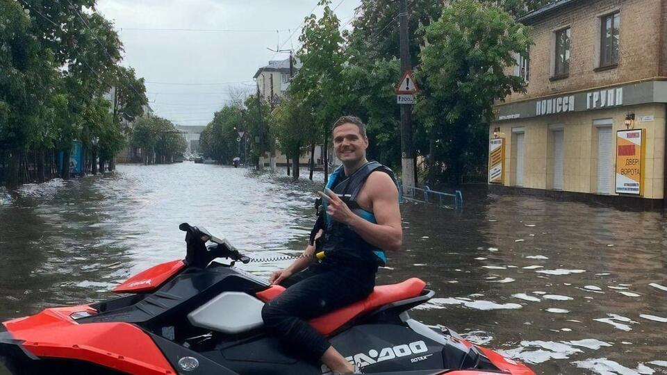 Воды было достаточно, чтобы плавать на водном мотоцикле