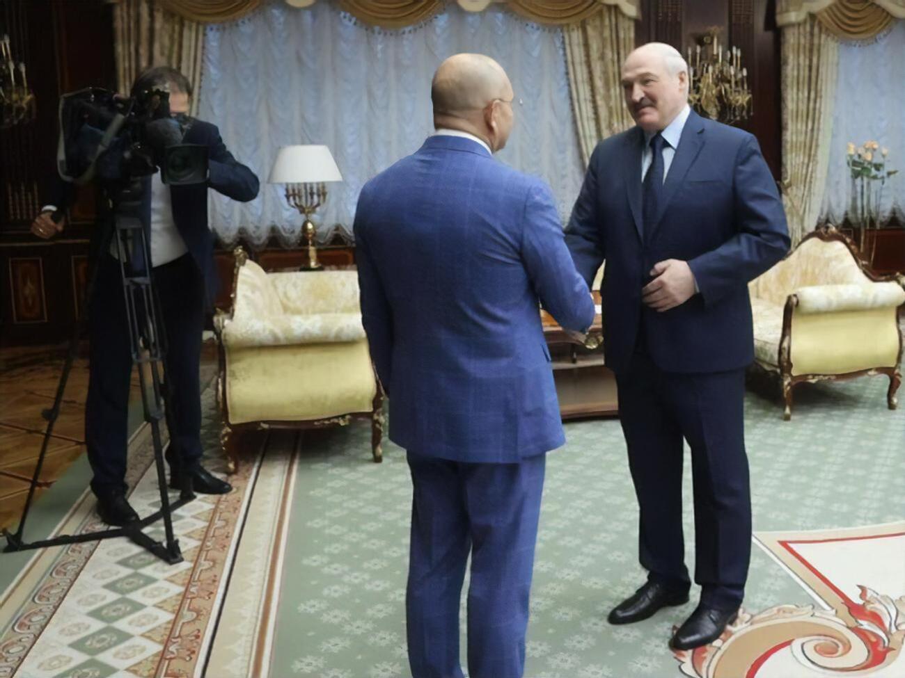 О встрече с Лукашенко Шевченко (на фото со спины) сообщил 23 мая