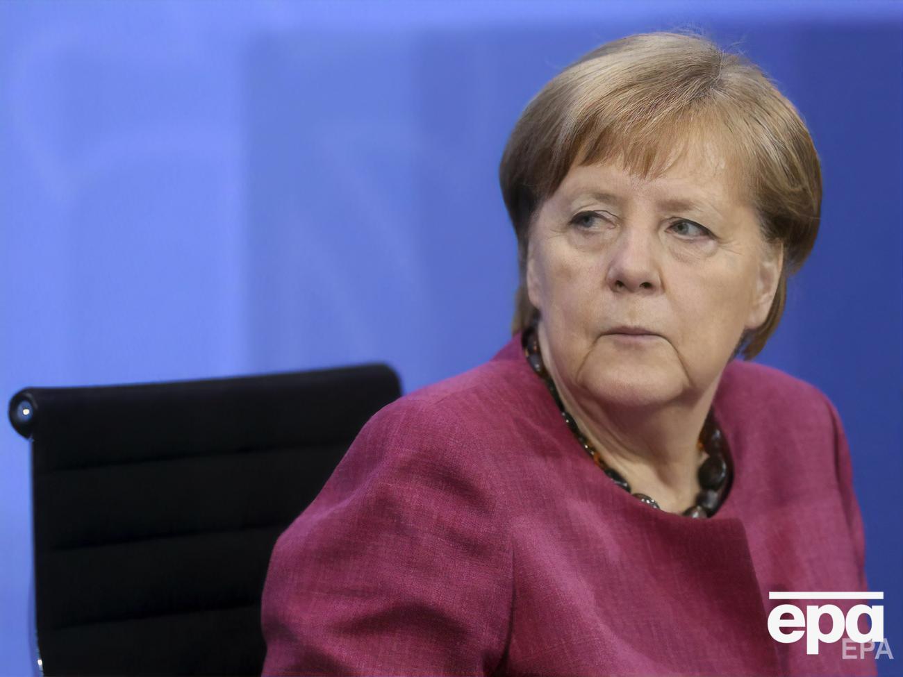 По данным СМИ, АНБ&nbsp;получило доступ к текстовым сообщениям и звонкам Меркель и других политиков в&nbsp;2012&ndash;2014 годах