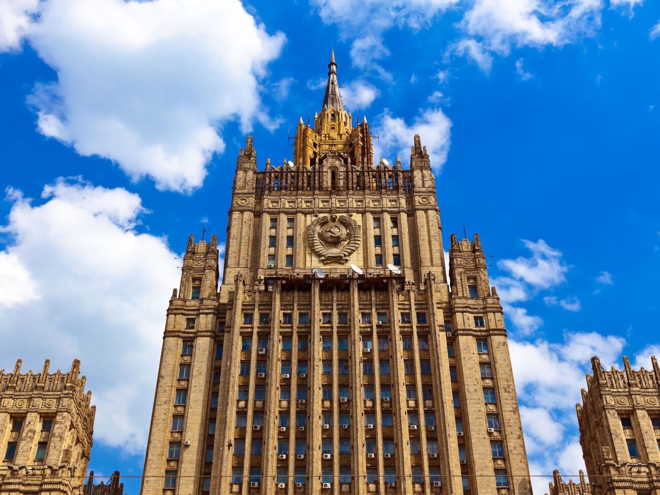 РФ начала работу по формированию альтернативы SWIFT еще с 2014 года, сообщили в МИД РФ