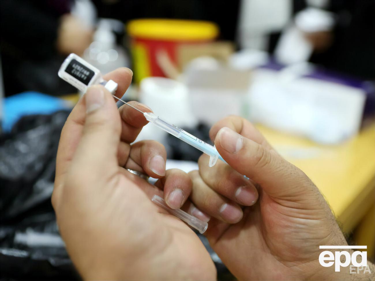 Вакцинуватимуть працівників навчальних закладів препаратом від Pfizer