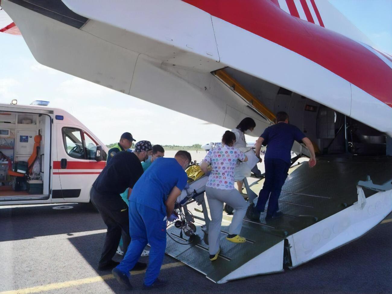 Трирічну дівчинку літаком доправили в київський "Охматдит"
