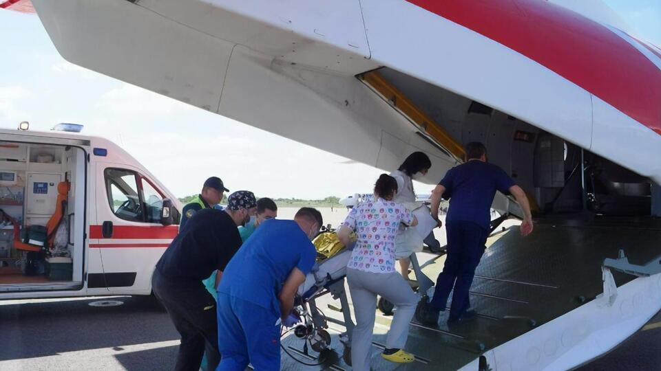 Трирічну дівчинку літаком доправили в київський "Охматдит"
