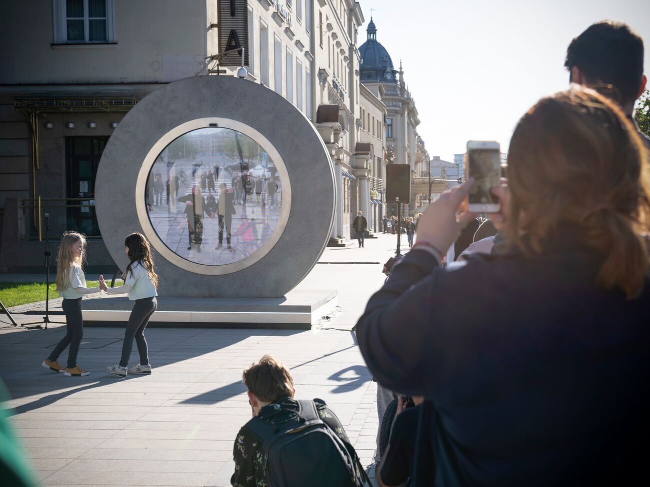 Порталы&nbsp;похожи на аналогичные устройства из научно-фантастического фильма 1994 года "Звездные врата"