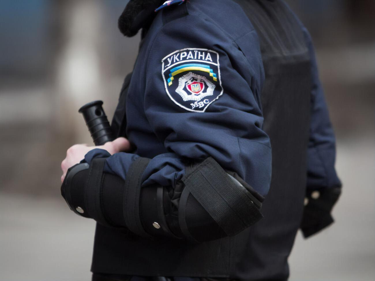 Полицейских, избивших мужчину, отстранили от должностей