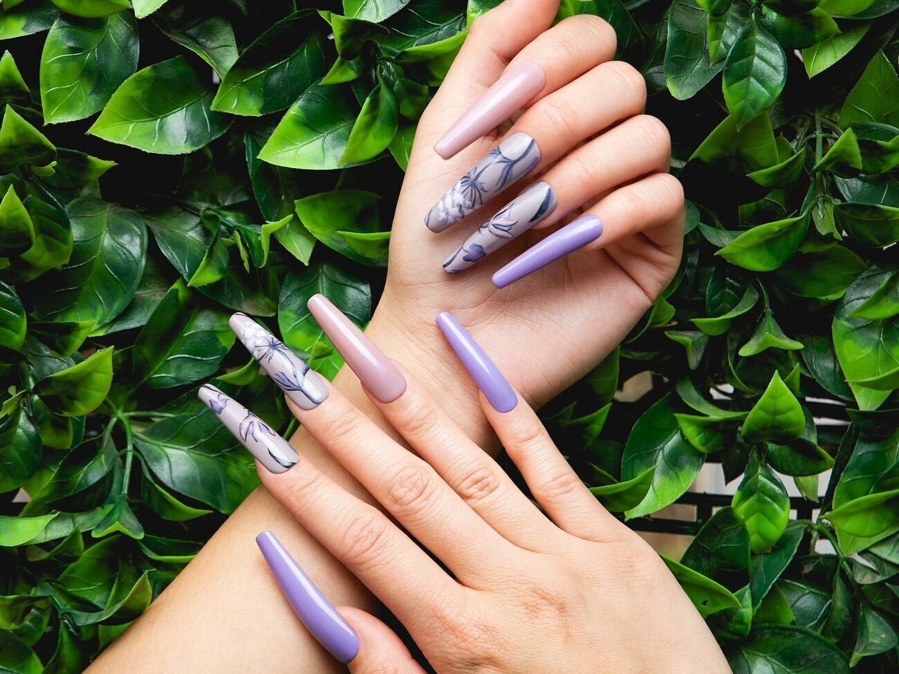 Тейлор показала на модели вариант актуального покрытия ногтей