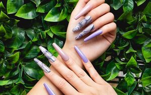 Тейлор показала на моделі варіант актуального покриття нігтів