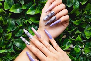 Тейлор показала на моделі варіант актуального покриття нігтів