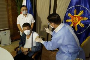 Прививку делал представитель минздрава