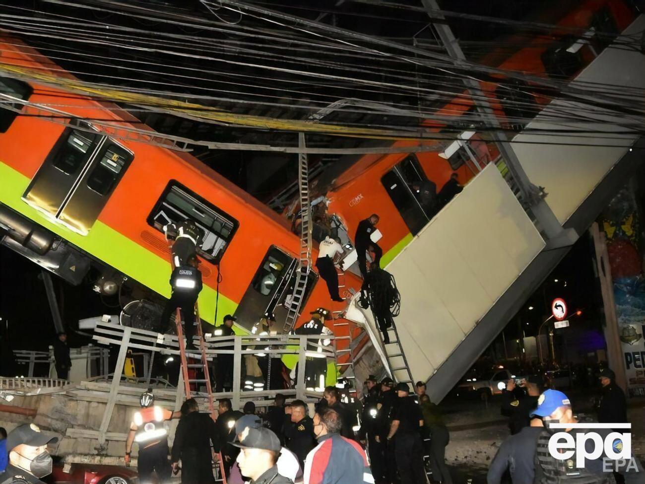 Поезд рухнул на автомобили