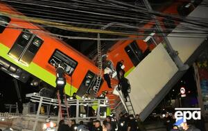 Поезд рухнул на автомобили