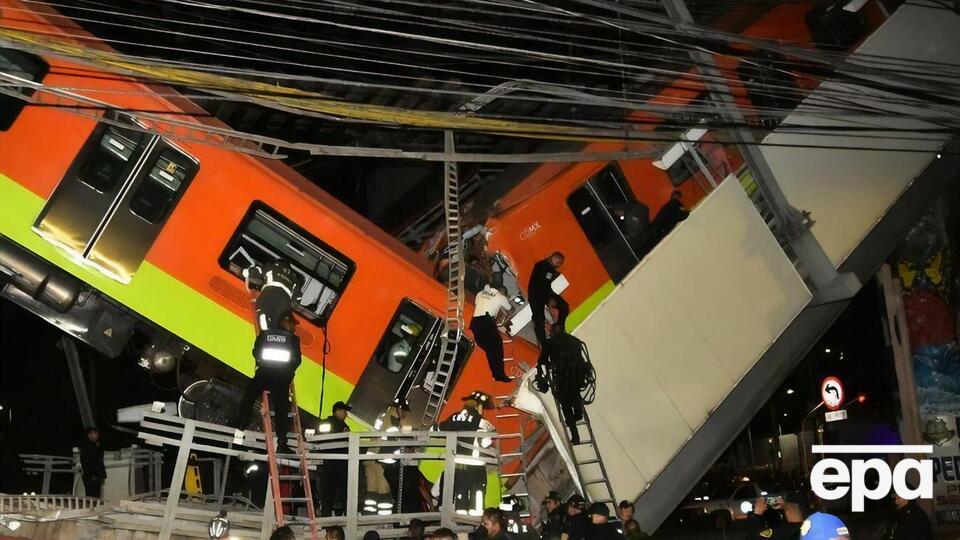 Поезд рухнул на автомобили