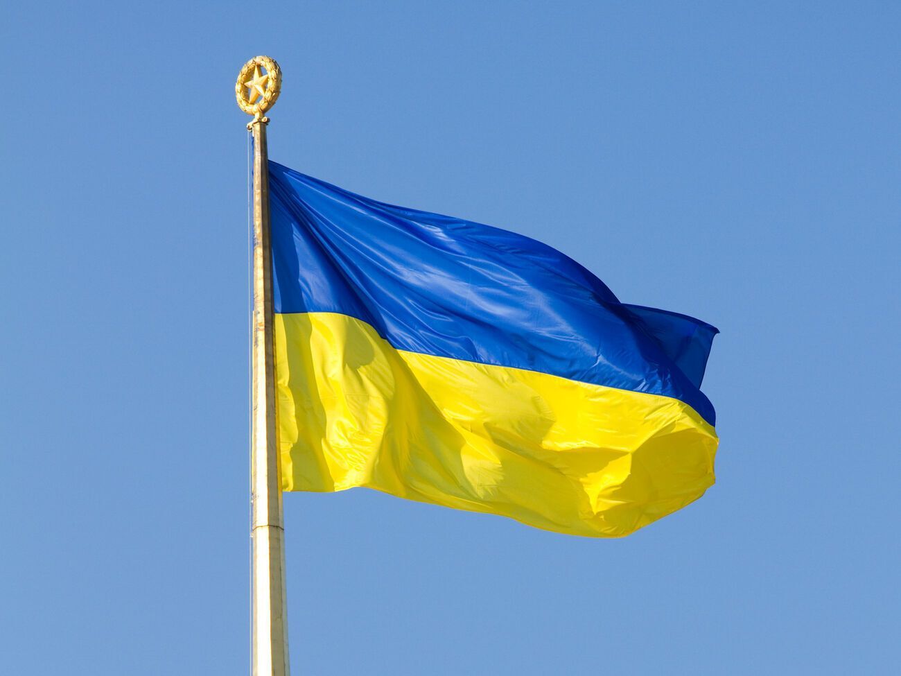 В действующую Конституцию Украины встроен "остаточный советский менталитет", отметили глава Института безопасности Восточной Европы и руководитель проектов объединения "Украинская стратегия"