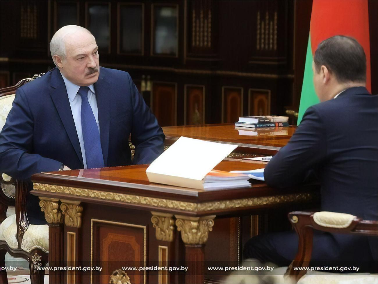 Лукашенко (зліва) доручив Головченку (праворуч) підготувати список найбільших європейських підприємств