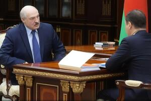 Лукашенко (зліва) доручив Головченку (праворуч) підготувати список найбільших європейських підприємств