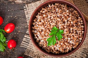 По данным российских СМИ, цены на гречку в России сейчас "превышают даже пиковые цены во время ажиотажа весной прошлого года"