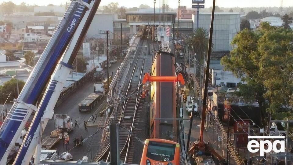 В Мехико под поездом метро обрушился мост. Число погибших выросло до 25, пострадавших – 80. Фоторепортаж