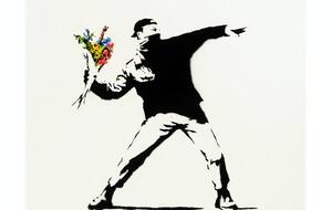 Бэнкси создал граффити Love Is In The Air в 2003 году