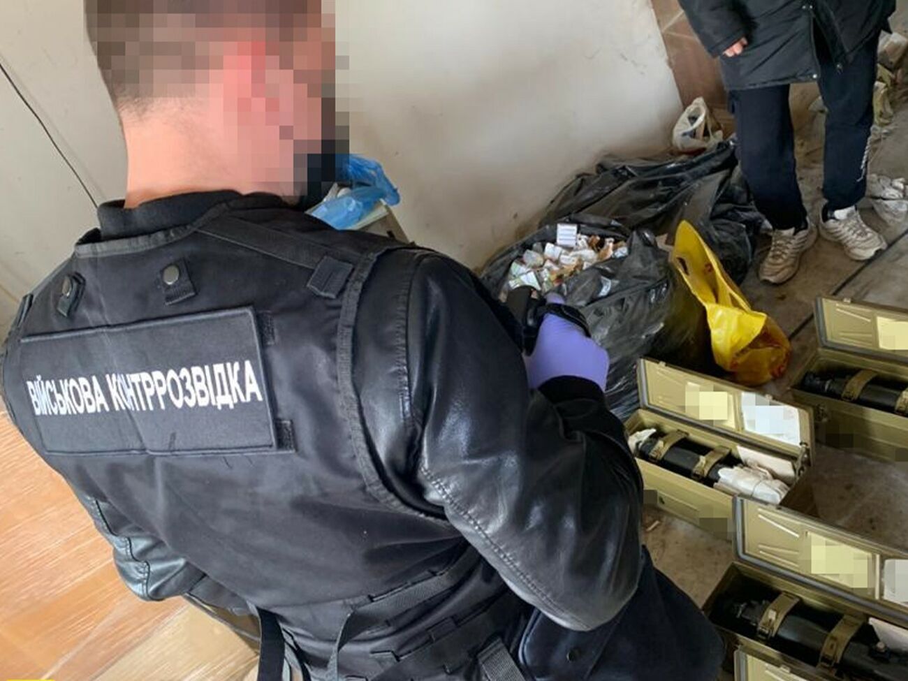 По данным СБУ, подозреваемые получали комплектующие со склада вооружения ВСУ