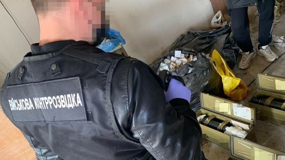 По данным СБУ, подозреваемые получали комплектующие со склада вооружения ВСУ