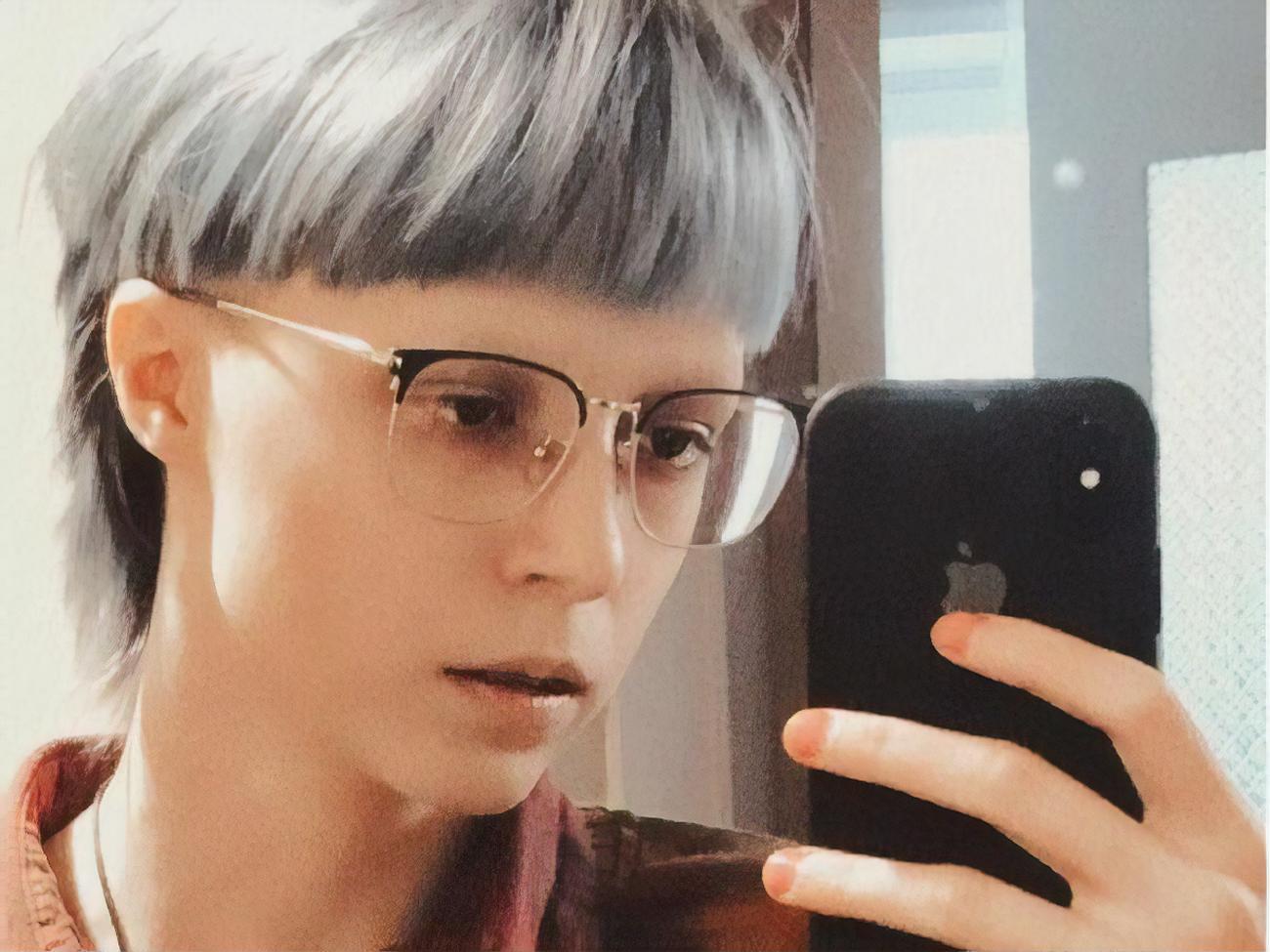 С марта 2021 года дочь Ефремова называет себя Сергеем