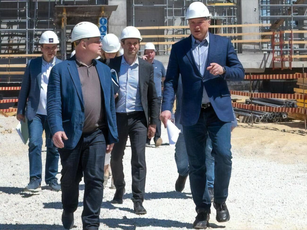 Хуснуллин (справа на фото) во время поездки в аннексированный РФ Крым&nbsp;заявил, что на полуострове нужно искать новые источники водоснабжения