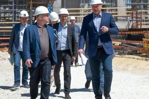 Хуснуллин (справа на фото) во время поездки в аннексированный РФ Крым заявил, что на полуострове нужно искать новые источники водоснабжения